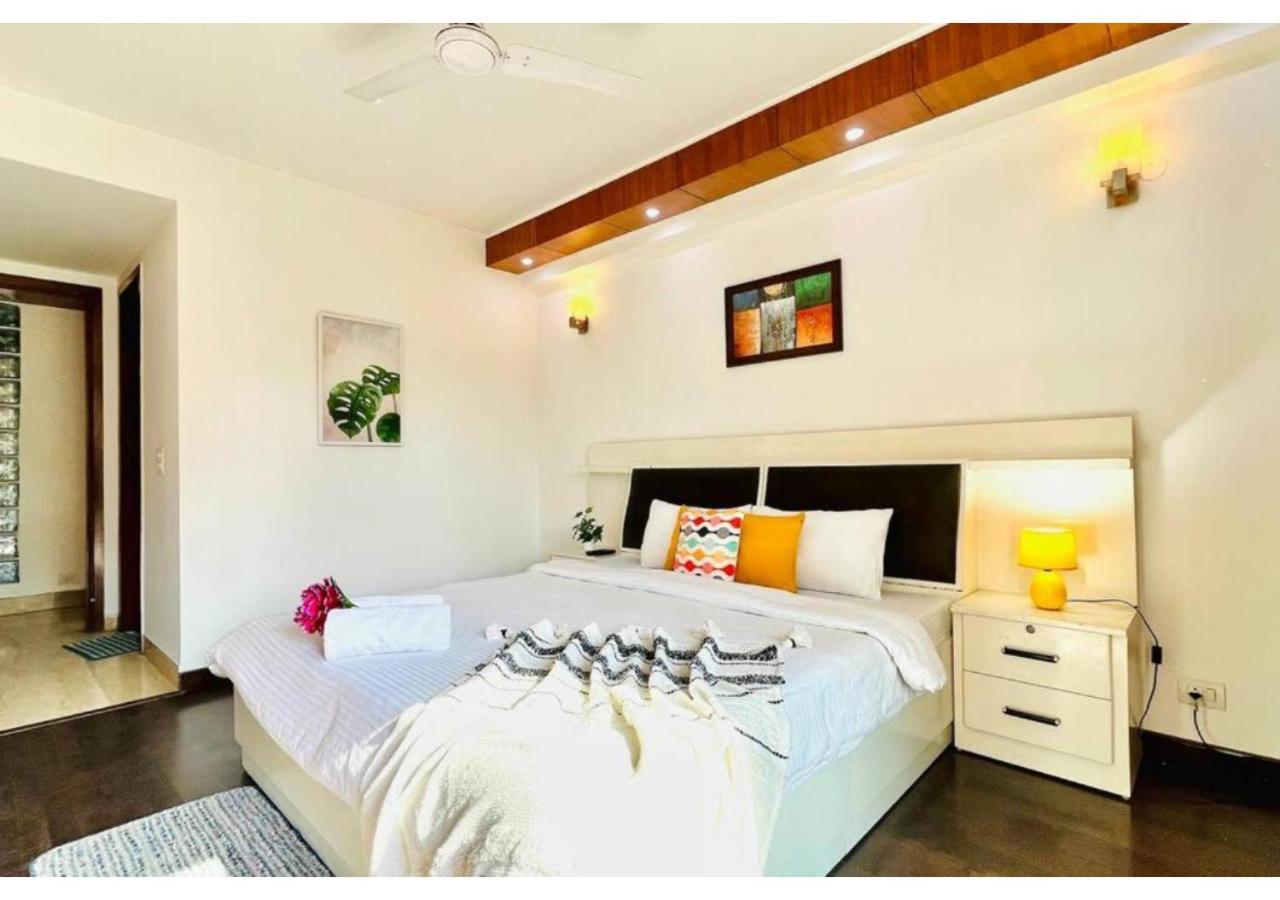 Apartment Bluo 3bhk M Block Mkt - Lift, Balcony, Parking *