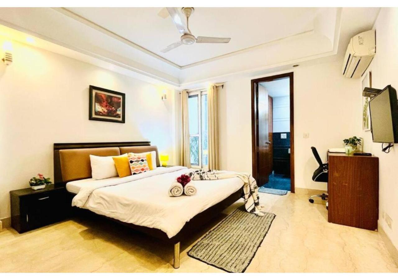 Bluo 3bhk M Block Mkt - Lift, Balcony, Parking * New Delhi