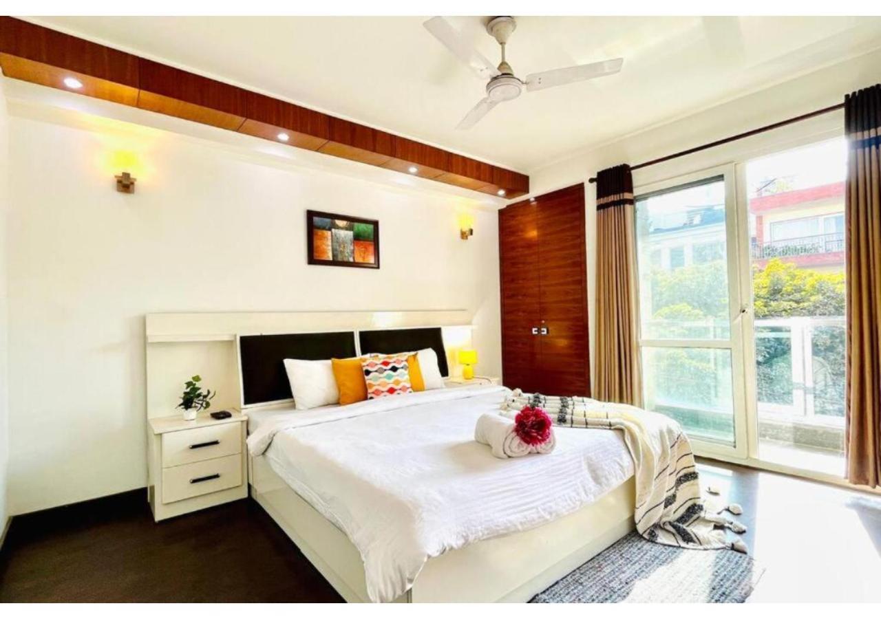 Apartment Bluo 3bhk M Block Mkt - Lift, Balcony, Parking